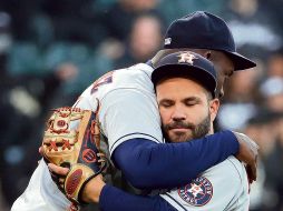 Destacado. José Altuve (der.) fue la gran figura de los Astros al conectar un cuadrangular de tres carreras. AFP/ J. Daniel