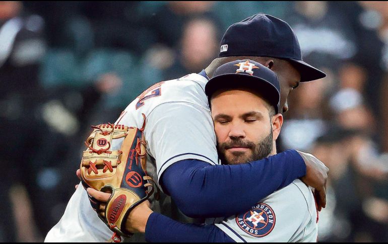 Destacado. José Altuve (der.) fue la gran figura de los Astros al conectar un cuadrangular de tres carreras. AFP/ J. Daniel