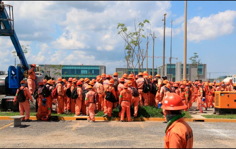 Denunciaron que son obligados a trabajar 10 horas y media diarias por un pago menor al que ofrecen otras compañías. EFE/M. López
