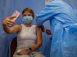 Este documento es útil especialmente a quienes tienen la necesidad u oportunidad de viajar a otros países, dado que algunos mantienen restricciones para las personas no vacunadas, señala la Secretaría de Salud. EFE / ARCHIVO