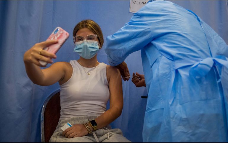 Este documento es útil especialmente a quienes tienen la necesidad u oportunidad de viajar a otros países, dado que algunos mantienen restricciones para las personas no vacunadas, señala la Secretaría de Salud. EFE / ARCHIVO