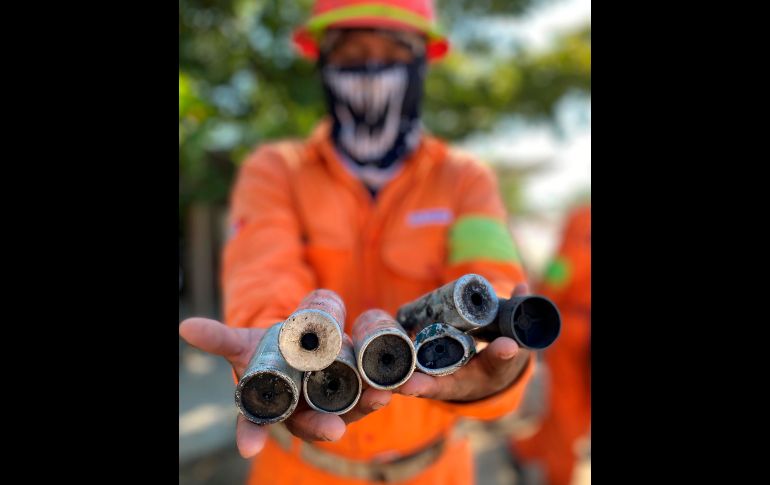 Un trabajador de la empresa Ica Fluor muestra hoy algunos proyectiles con los que él y compañeros argumentan que fueron agredidos por la policía en la refinería en construcción de Dos Bocas, en Tabasco. EFE/M. López