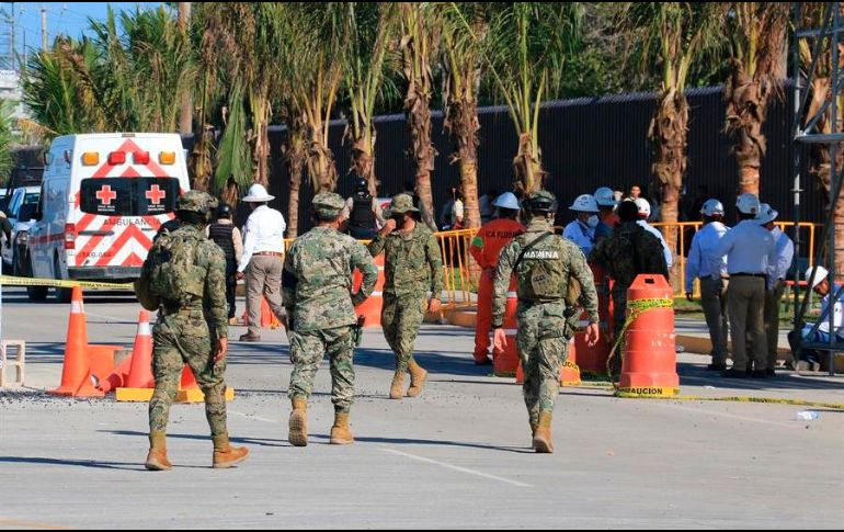 Miembros de la Marina de México resguardan las inmediaciones de la refinería Dos bocas luego de un choque entre policías y manifestantes. EFE/M. López