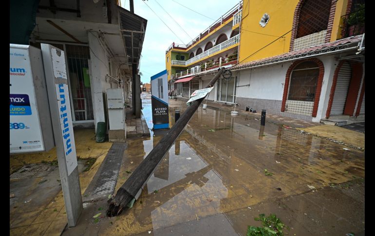 Se registraron apagones y la caída de postes de electricidad en el puerto de Sinaloa. AP/R. Echeagaray