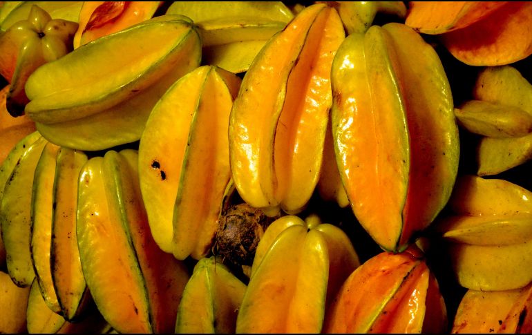 El árbol de esta fruta produce flores rosas y púrpuras. UNSPLASH/ @hugo1951