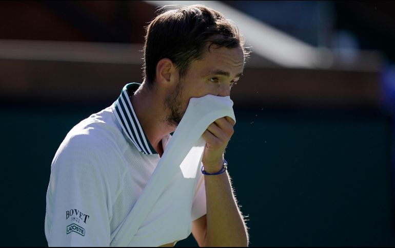 Cuando quiso reaccionar, Medvedev ya no pudo elevar su juego al nivel de Dimitrov, que acabó el juego con un 80% de efectividad en su primer servicio (por un mediocre 54% de Medvedev) y 25 puntos ganadores (por 16). AP/M. TERRILL