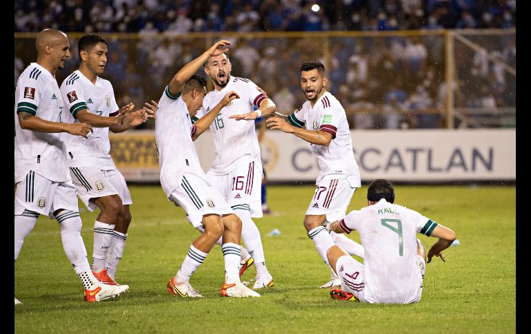 ENTRE LLUVIA. México celebró el regreso al gol de Raúl Jiménez con una lluvia de bolsas con agua que lanzaron los aficionados salvadoreños. IMAGO7