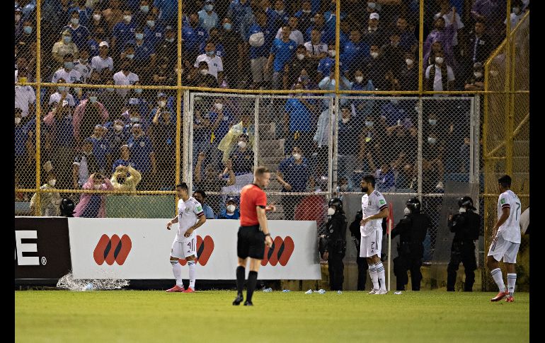 HOSTIL. Los salvadoreños repitieron la palabra hostil durante toda la previa al encuentro y durante el juego arrojaron múltiples objetos en reiteradas ocasiones buscando hacer daño a los mexicanos. IMAGO7