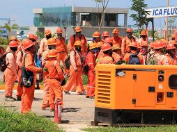 Personas que laboran en la construcción de la nueva refinería de Dos Bocas se manifestaron ayer por segundo día consecutivo. SUN/ARCHIVO