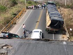 La información preliminar apuntó a que el puente se derrumbó cuando dos vehículos todoterreno y un tráiler circulaban por él. EFE/Servicio De Emergencias Ecuador