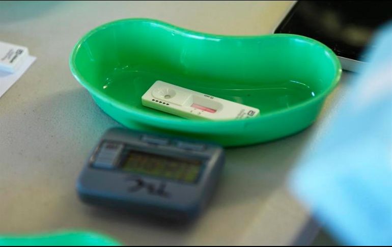 La obligatoriedad de los test PCR ha sido criticada por los altos precios que cobran los laboratorios por esas pruebas. EFE/J. Ross