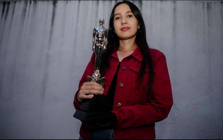 Sofía Rosales Arreola posa con su Premio Ariel, ganado en la pasada entrega de las estatuillas a lo mejor del cine mexicano. EL INFORMADOR/G. Gallo