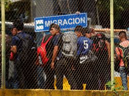 Los traficantes cobraban más de 10 mil dólares por persona. AP/Archivo