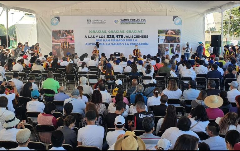 Cientos de personas se reunieron afuera del Museo de Ciencias Ambientales, que se encuentra frente al Auditorio Telmex, para protestar contra el recorte. EL INFORMADOR / A. Navarro