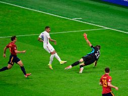 El texto sobre la regla considera como fuera de lugar cuando un jugador no ha sacado ventaja de dicha posición cuando reciba el balón de un adversario que juega voluntariamente el balón. EFE / ARCHIVO