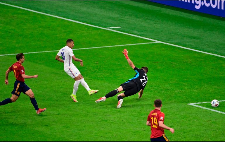 El texto sobre la regla considera como fuera de lugar cuando un jugador no ha sacado ventaja de dicha posición cuando reciba el balón de un adversario que juega voluntariamente el balón. EFE / ARCHIVO