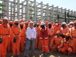 La funcionaria compartió cuatro fotografías en las que se le ve con trabajadores de la obra durante un recorrido por la misma. TWITTER/@rocionahle