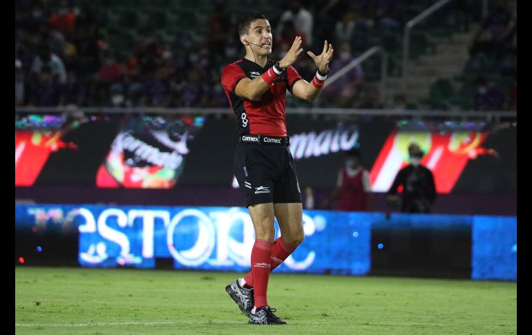 POLÉMICO. El arbitraje de Mario Vargas dejó mucho que desear y se le vio nervioso en todo momento. IMAGO7