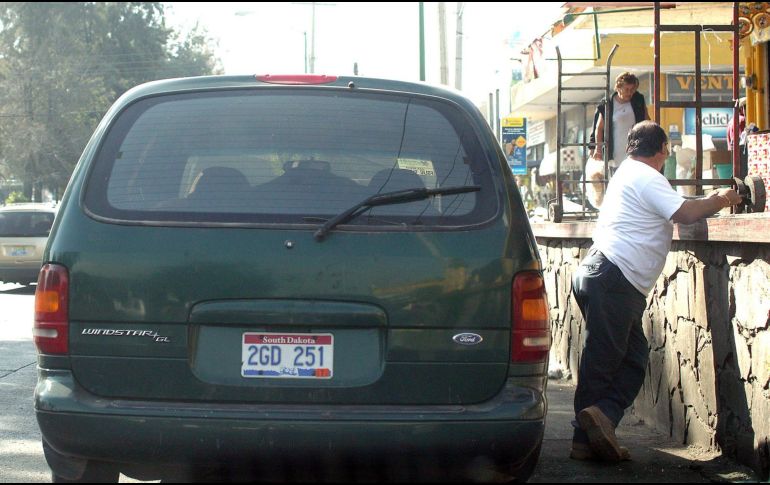 Los fondos que se obtengan por la regularización se quedará en los estados fronterizos del Norte para canalizarlo en tapar baches. EL INFORMADOR/Archivo