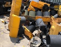 La cantidad de desechos acumulados ha crecido tanto que en algunos puntos rebasa la altura de la valla que da a la vía pública. EL INFORMADOR/R. Rivas