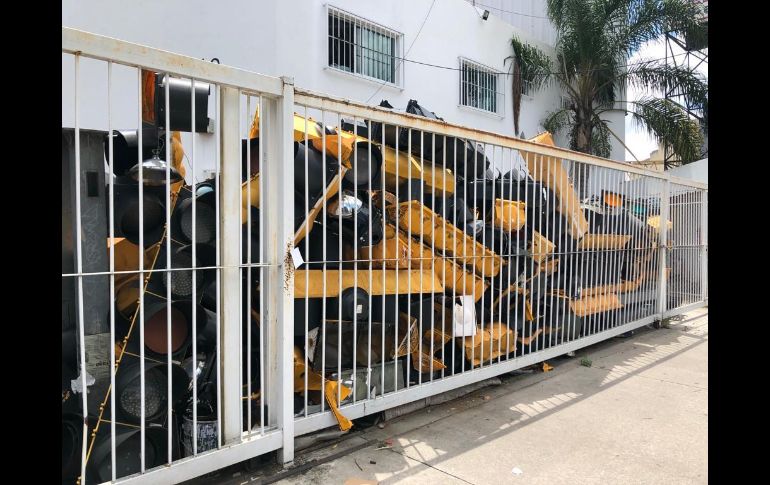 La cantidad de desechos acumulados ha crecido tanto que en algunos puntos rebasa la altura de la valla que da a la vía pública. EL INFORMADOR/R. Rivas