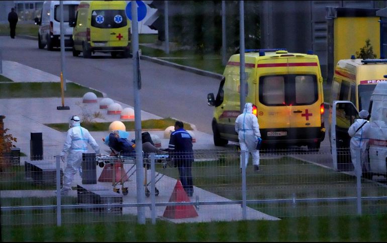 Rusia ha registrado más de 7.99 millones de casos confirmados de COVID-19 y 223 mil 312 muertes, la cifra de muertos más alta de Europa. AP / ARCHIVO