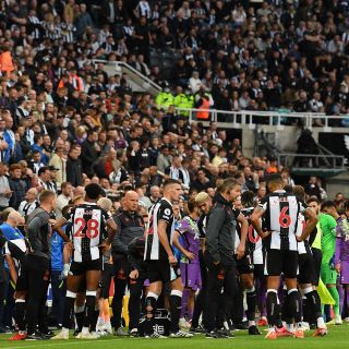 ¡Le salvaron la vida! Jugadores del Tottenham interrumpen partido por aficionado