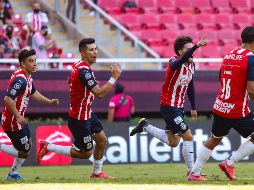 SONRÍEN. Chivas consiguió su primer triunfo a las órdenes de Marcelo Michel Leaño. IMAGO7