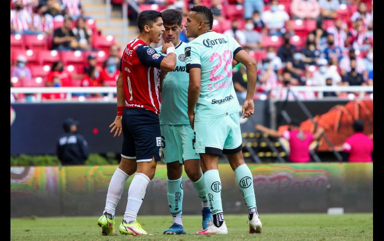 MUY CALIENTE. Ángel Zaldívar poco pudo hacer en el ataque rojiblanco. El delantero estuvo bien marcado por la zaga escarlata que incluso logró sacarlo de sus casillas. IMAGO7