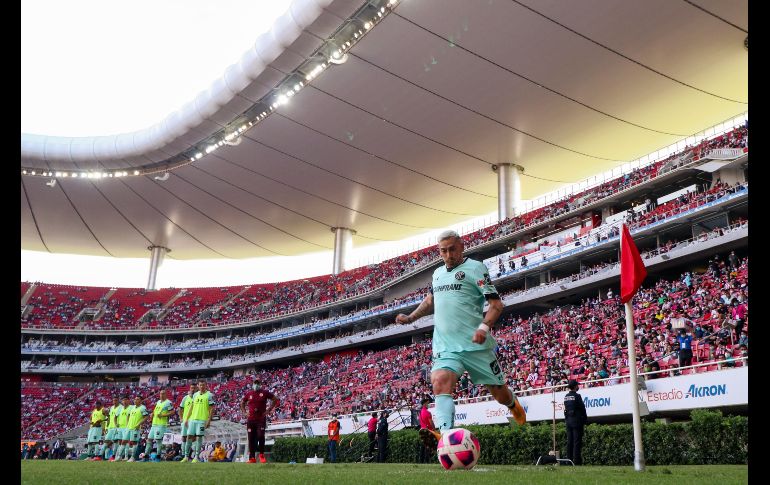ENEMIGO. Rubens Sambueza fue abucheado cada vez que tocó la pelota. La afición rojiblanca no olvida su pasado americanista ni la lesión que le causó al Cone Brizuela. IMAGO7