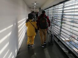 La pareja de Afganistán a su llegada al aeropuerto mexicano. TWITTER@INAMI_mx