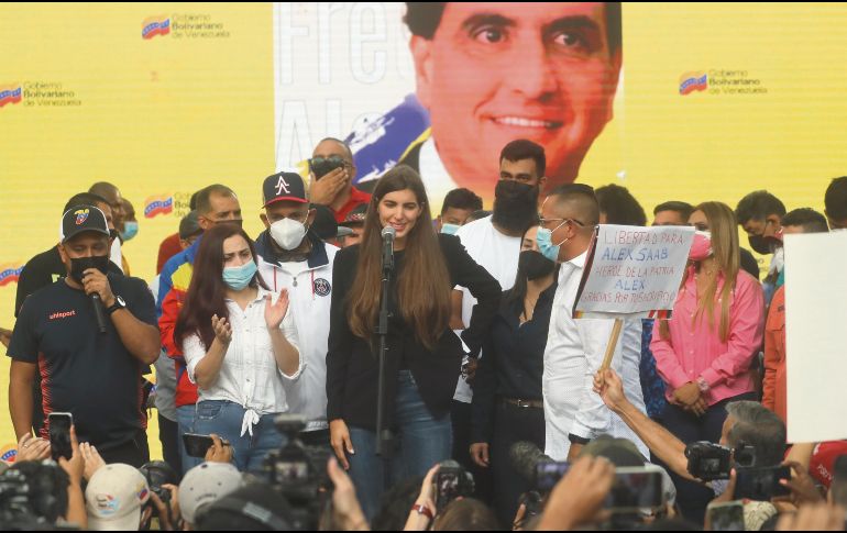 Carta. Camilla Fari leyó una carta de su esposo, en la que confirma su postura en cuanto a la colaboración con la justicia de EU. EFE