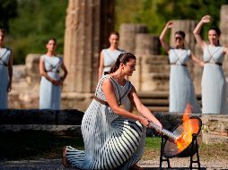 El acto que, tras varios días de intensas lluvias pudo celebrarse a pleno sol, comenzó con la izada de las banderas olímpica, griega y china, seguido por los tres himnos. EFE / Y. Kolesidis