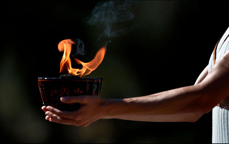 La antorcha se entregará este martes al país anfitrión de los juegos, en el Estadio Panathinaikó de Atenas, donde se celebraró los primera justa Olímpica contemporánea, en 1896. EFE / Y. Kolesidis