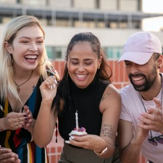 Viral: Joven celebra en familia haber renunciado a su "trabajo tóxico”