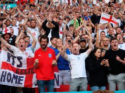 El día de la final de la Eurocopa, ganada por Italia en los penales, varios aficionados ingleses lanzaron piedras y objetos a los italianos en los alrededores del estadio. EFE / ARCHIVO