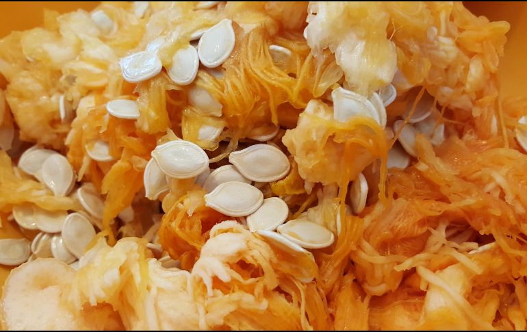 Lavar y tostar las semillas de calabaza es otra manera de aprovechar este rico ingrediente. ESPECIAL/Photo by Shaun Holloway on Unsplash