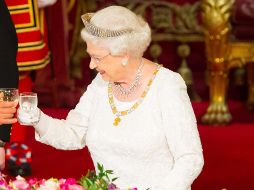 Los médicos aconsejan a la reina Isabel II de abstenerse de tomar alcohol excepto en ocasiones espaciales para mantenerte saludable. AP / ARCHIVO