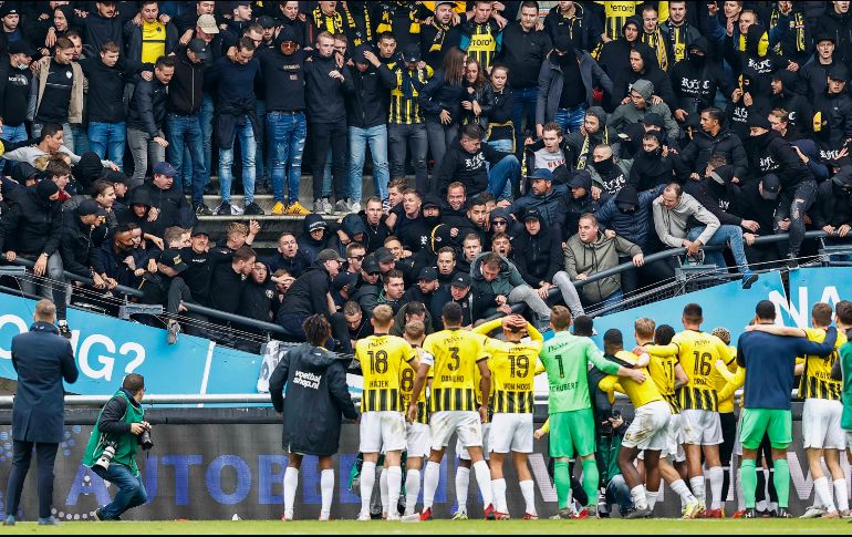 Una parte de la grada se derrumbó, haciendo caer a decenas de personas, pero un contenedor que estaba justo debajo de la tribuna detuvo la caída, evitando un incidente de mayor gravedad. EFE / V. Jannink