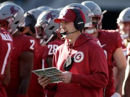 El coordinador de la defensa Jake Dickert (c) asumirá como técnico interino del equipo de futbol americano universitario de Washington State. AP/ARCHIVO
