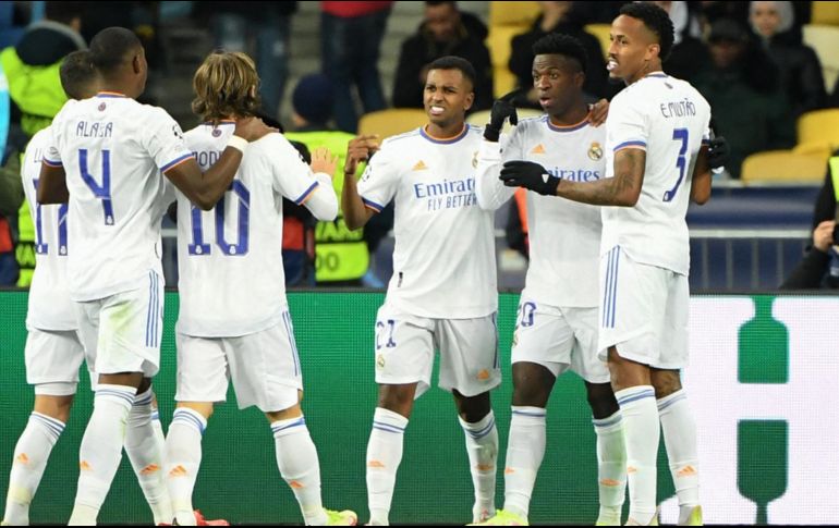 El doblete del brasileño Vinicius Jr. (51, 56), el de su compatriota Rodrygo (65), y el quinto de Karim Benzema, dejan al conjunto blanco en segundo puesto del grupo con seis puntos. AFP/S. SUPINSKI