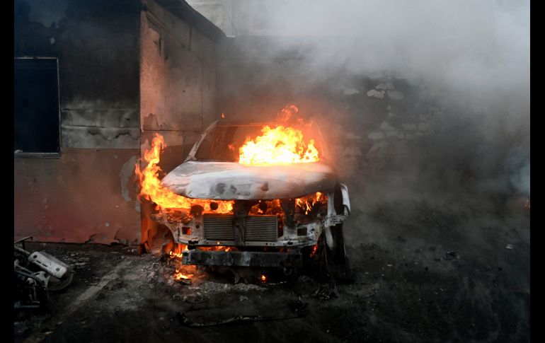 Tras protestar durante más de dos horas frente al Congreso, los militares derribaron las puertas del estacionamiento e ingresaron. AFP/J. Ordoñez