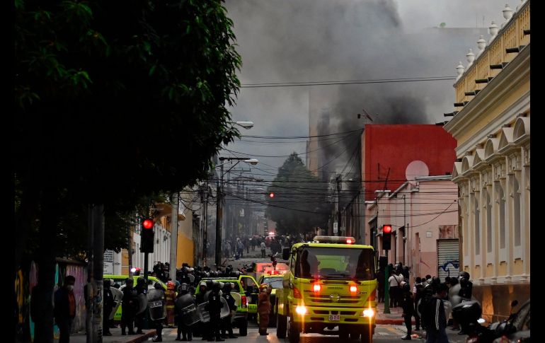 Tras protestar durante más de dos horas frente al Congreso, los militares derribaron las puertas del estacionamiento e ingresaron. AFP/J. Ordoñez