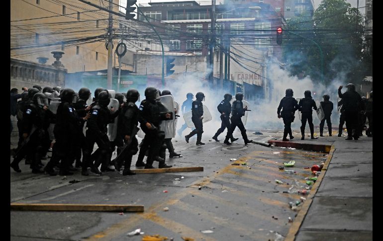 Tras protestar durante más de dos horas frente al Congreso, los militares derribaron las puertas del estacionamiento e ingresaron. AFP/J. Ordoñez