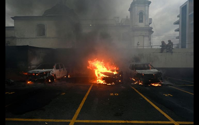 Tras protestar durante más de dos horas frente al Congreso, los militares derribaron las puertas del estacionamiento e ingresaron. AFP/J. Ordoñez