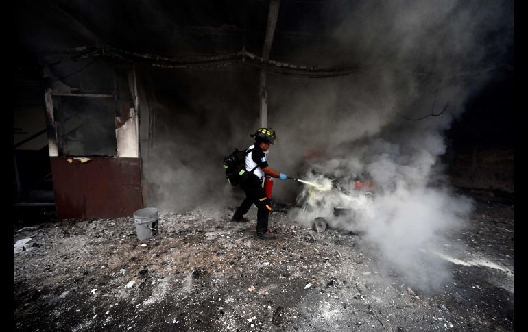 Tras protestar durante más de dos horas frente al Congreso, los militares derribaron las puertas del estacionamiento e ingresaron. AFP/J. Ordoñez