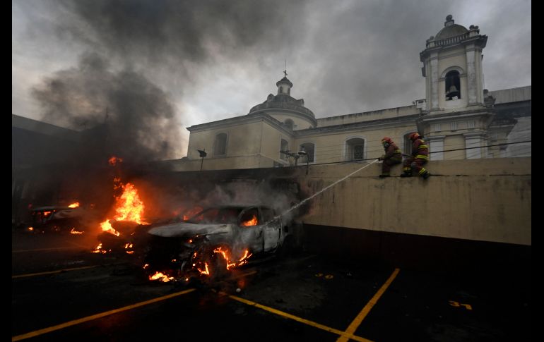 Tras protestar durante más de dos horas frente al Congreso, los militares derribaron las puertas del estacionamiento e ingresaron. AFP/J. Ordoñez