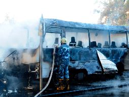 Tragedia. Así quedaron los restos del autobús atacado. EFE
