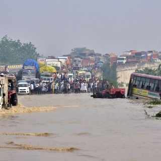 Lluvias torrenciales y deslizamientos de tierra dejan al menos 52 muertos en Nepal