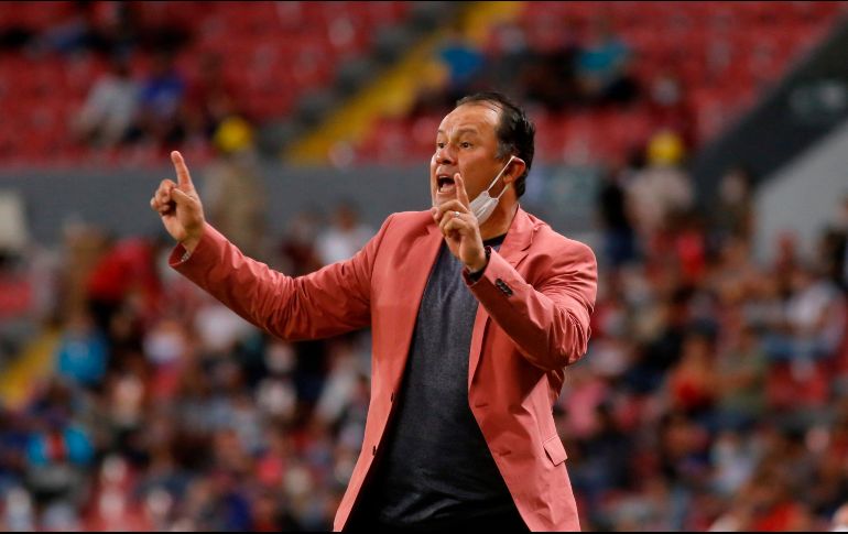 El entrenador peruano de Cruz Azul resalta que van recuperando poco la forma, y que se acercan a lo que era el equipo campeón, esto, tras el empate sin goles ante el Atlas en el Estadio Jalisco. EFE / F. Guasco